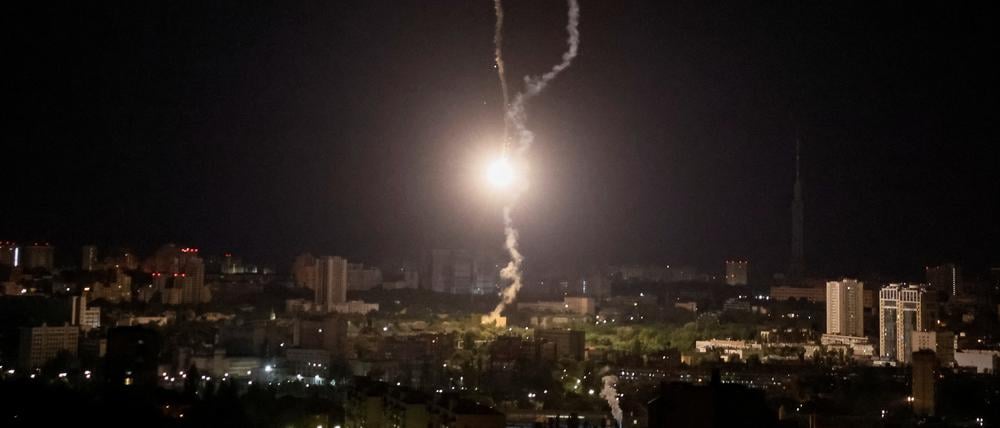 Explosion beim Abschuss einer russischen Rakete im Nachthimmel über Kiew.