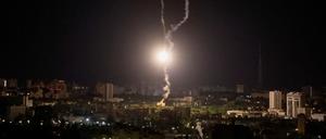 Explosion beim Abschuss einer russischen Rakete im Nachthimmel über Kiew.