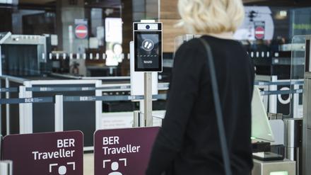 Eine Reisende vor dem neuen Zugang zur Sicherheitskontrolle.