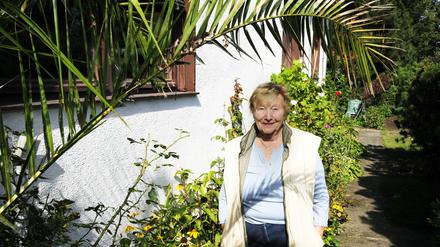 Eva-Marie Schoenthal 2016 in ihrem Garten in Süd-Neukölln.