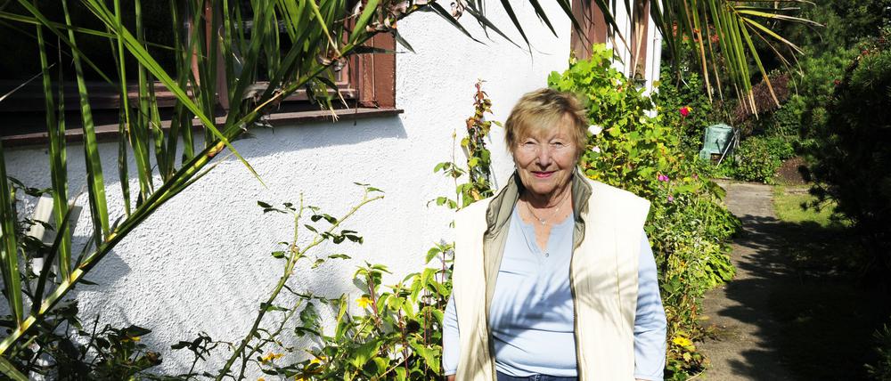 Eva-Marie Schoenthal 2016 in ihrem Garten in Süd-Neukölln.