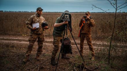 Ein ukrainischer Fotograf macht Aufnahmen von Soldaten in der südlichen Region Cherson.