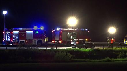 Die Feuerwehr leuchtete den Fundort und das Auto, in dem die getötete Lehrerin lag, aus.