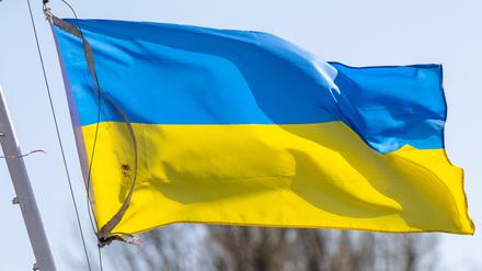 Eine ukrainische Flagge.