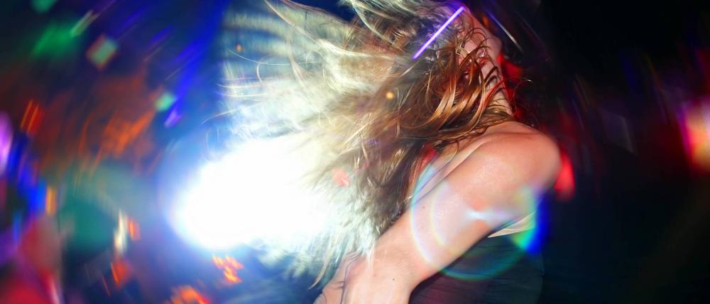 Ecstasy euphorisiert, treibt den Blutdruck und den Kreislauf nach oben und stillt das Durst- und Hungergefühl.