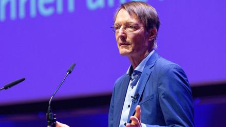 Karl Lauterbach, Bundesminister für Gesundheit (SPD), spricht bei der Eröffnungsveranstaltung des 127. Deutschen Ärztetages. Zur Hauptversammlung der Bundesärztekammer, dem «Parlament der Ärzteschaft», entsenden die 17 deutschen Ärztekammern 250 Abgeordnete. 