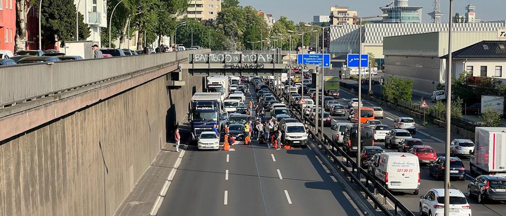 Klimaaktivisten der „Letzten Generation“ blockieren die A100 am Hohenzollerndamm.