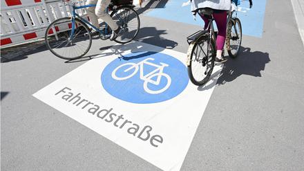 03.05.2023, Baden-Württemberg, Tübingen: Radfahrer fahren in Tübingen auf einer Fahrradstraße. Der Tübinger Oberbürgermeister Palmer hat nach einem Eklat wegen umstrittener Äußerungen eine Auszeit angekündigt. Foto: Bernd Weißbrod/dpa +++ dpa-Bildfunk +++