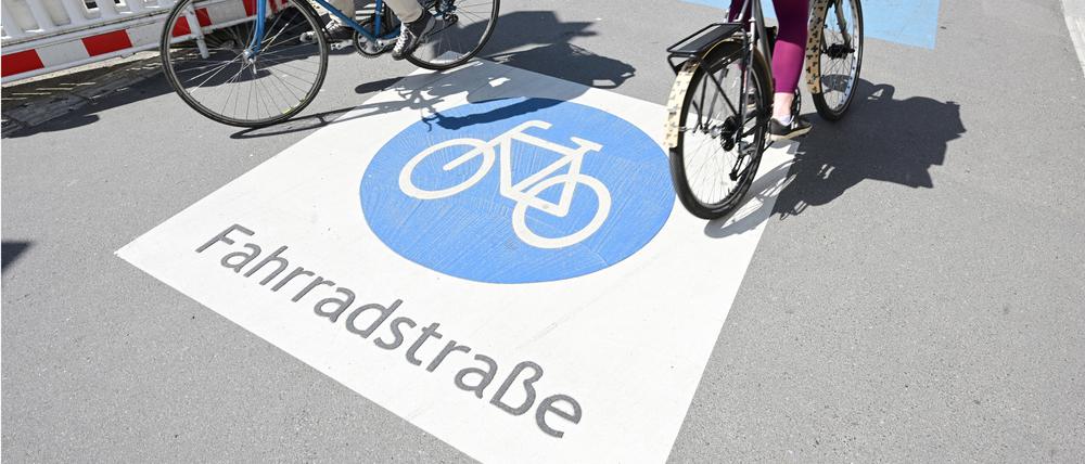 03.05.2023, Baden-Württemberg, Tübingen: Radfahrer fahren in Tübingen auf einer Fahrradstraße. Der Tübinger Oberbürgermeister Palmer hat nach einem Eklat wegen umstrittener Äußerungen eine Auszeit angekündigt. Foto: Bernd Weißbrod/dpa +++ dpa-Bildfunk +++