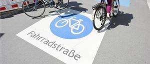 03.05.2023, Baden-Württemberg, Tübingen: Radfahrer fahren in Tübingen auf einer Fahrradstraße. Der Tübinger Oberbürgermeister Palmer hat nach einem Eklat wegen umstrittener Äußerungen eine Auszeit angekündigt. Foto: Bernd Weißbrod/dpa +++ dpa-Bildfunk +++