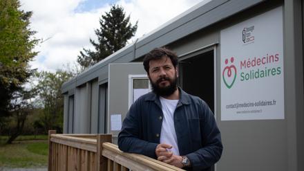 Martial Jardel vor dem Ärztezentrum des französischen Örtchens Ajain.