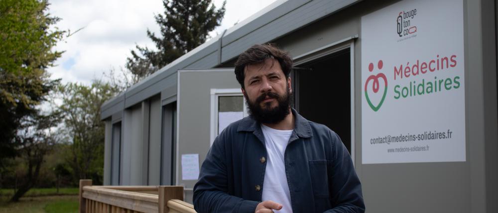 Martial Jardel vor dem Ärztezentrum des französischen Örtchens Ajain.