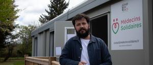 Martial Jardel vor dem Ärztezentrum des französischen Örtchens Ajain.