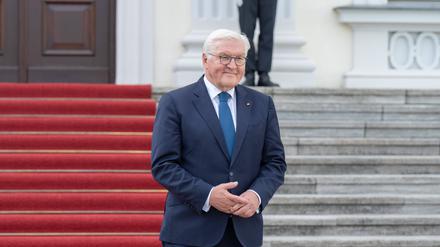 Bundespräsident Steinmeier vor dem Schloss Bellevue. 