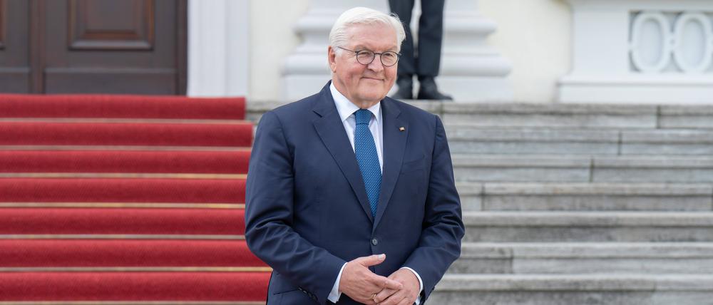 Bundespräsident Steinmeier vor dem Schloss Bellevue. 