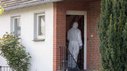 Beamte der Spurensicherung untersuchen ein Haus im Ortsteil Bettmar. Ein Auto war auf der Kreisstraße 71 zwischen dem Vechelder Ortsteil Bettmar und Sierße  von der Fahrbahn abgekommen, in dem Wagen fand die Polizei die Leiche eines 55-Jährigen. 