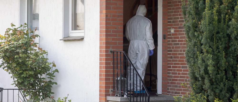 Beamte der Spurensicherung untersuchen ein Haus im Ortsteil Bettmar. Ein Auto war auf der Kreisstraße 71 zwischen dem Vechelder Ortsteil Bettmar und Sierße von der Fahrbahn abgekommen, in dem Wagen fand die Polizei die Leiche eines 55-Jährigen.
