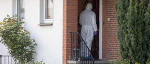 Beamte der Spurensicherung untersuchen ein Haus im Ortsteil Bettmar. Ein Auto war auf der Kreisstraße 71 zwischen dem Vechelder Ortsteil Bettmar und Sierße  von der Fahrbahn abgekommen, in dem Wagen fand die Polizei die Leiche eines 55-Jährigen. 