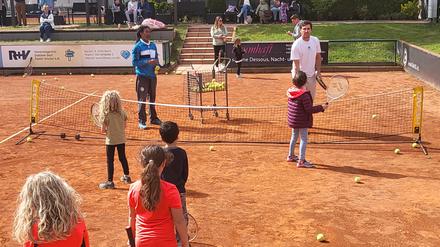 Mischa Zverev (r.) zeigte den Kids ein paar Tricks.
