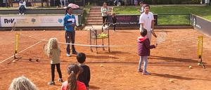 Mischa Zverev (r.) zeigte den Kids ein paar Tricks.