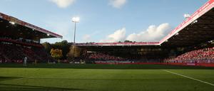Stadion alte Försterei Übersicht Sonne Wolken Zuschauer Fans / / Fußball Fussball / DFL Bundesliga Herren / Saison 2020/2021 / 24.10.2020 / 1.FC Union Berlin FCU vs. SC Freiburg SCF / limitierte Zuschauerzahl wegen Corona / DFL regulations prohibit any use of photographs as image sequences and/or quasi-video. / *** stadium old foresters overview sun clouds spectators fans sport football football DFL Bundesliga men season 2020 2021 24 10 2020 1 FC Union Berlin FCU vs SC Freiburg SCF limited number of spectators because of Corona DFL regulations prohibit any use of photographs as image sequences and or quasi video 