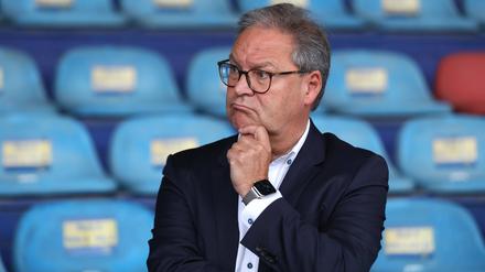Im Abseits. DFB-Vize Hermann Winkler.