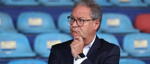 Im Abseits. DFB-Vize Hermann Winkler.