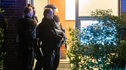 Bewaffnete Polizisten stehen an einer Haustür in Herten.
