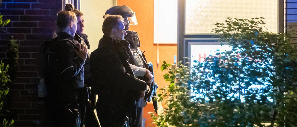 Bewaffnete Polizisten stehen an einer Haustür in Herten.