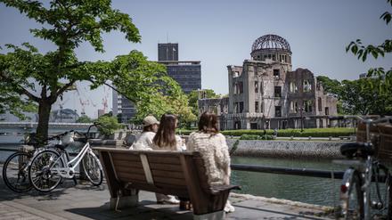 Passanten schauen zum Genbaku-Dom im Hiroshima Peace Memorial Park.
