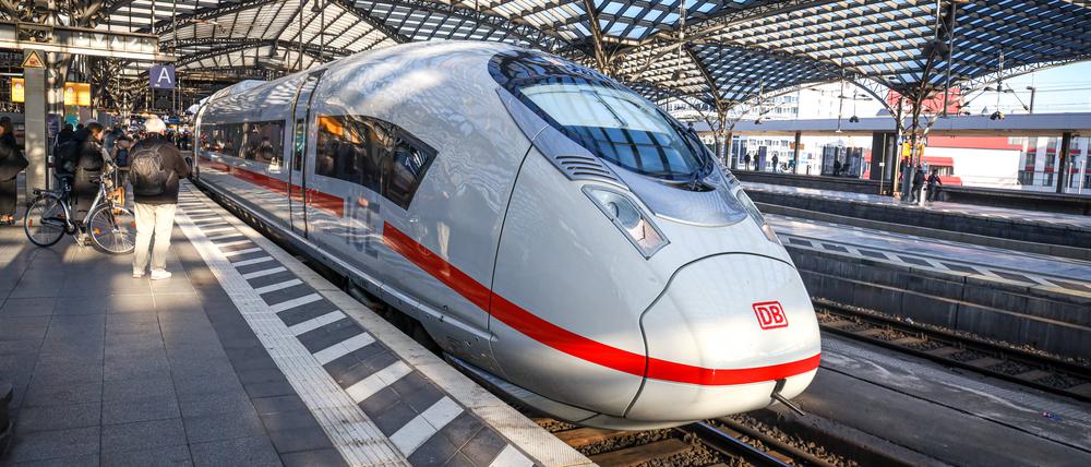 Ein ICE 3 neo steht im Kölner Hauptbahnhof.  