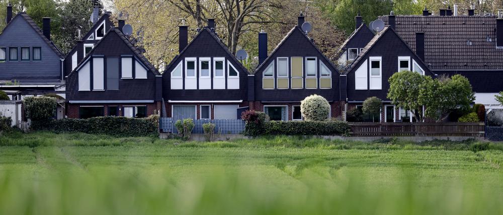 Einfamilienhäuser und Reihenhäuser stehen an einem Feldrand bei Frechen. Seit Wochen machen Schlagzeilen um die neue Grundsteuerregelung Immobilienbesitzer nervös. Nun sind die ersten Bescheide eingetroffen und sorgen bei vielen Eigenheimbesitzern für Unmut. (Themenbild, Symbolbild) Frechen, 30.04.2023