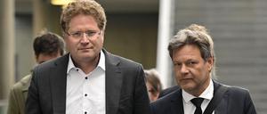 Der Bundesminister für Wirtschaft und Klimaschutz Robert Habeck (r) und der Staatssekretär im Bundesministerium für Wirtschaft und Klimaschutz Patrick Graichen stellen sich am 10. Mai 2023 in Berlin in einer Sitzung der Bundestagsausschüsse für Wirtschaft sowie für Klimaschutz und Energie den Fragen der Abgeordneten.