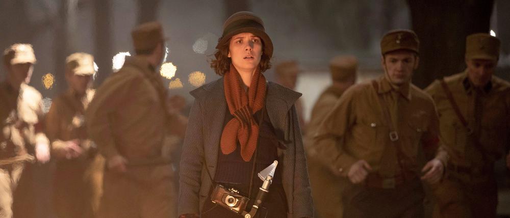 Charlotte Ritter (Liv Lisa Fries) ermittelt, von der SA misstrauisch beäugt.