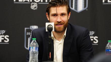 Sein Job ist ein anderer als dem Nationalteam zu helfen. Leon Draisaitl bei einer Pressekonferenz in der NHL.
