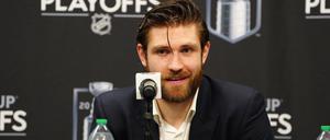 Sein Job ist ein anderer als dem Nationalteam zu helfen. Leon Draisaitl bei einer Pressekonferenz in der NHL.