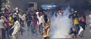 Anhänger des ehemaligen pakistanischen Premierministers Khan protestieren in Lahore (Archivbild).