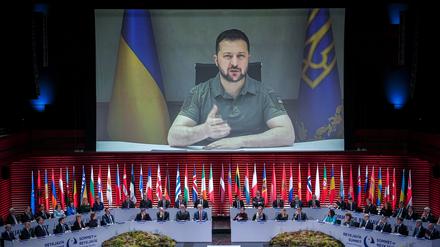 Wolodymyr Selenskyj, Präsident der Ukraine, ist beim Gipfel des Europarates auf einer großen Leinwand zu sehen.