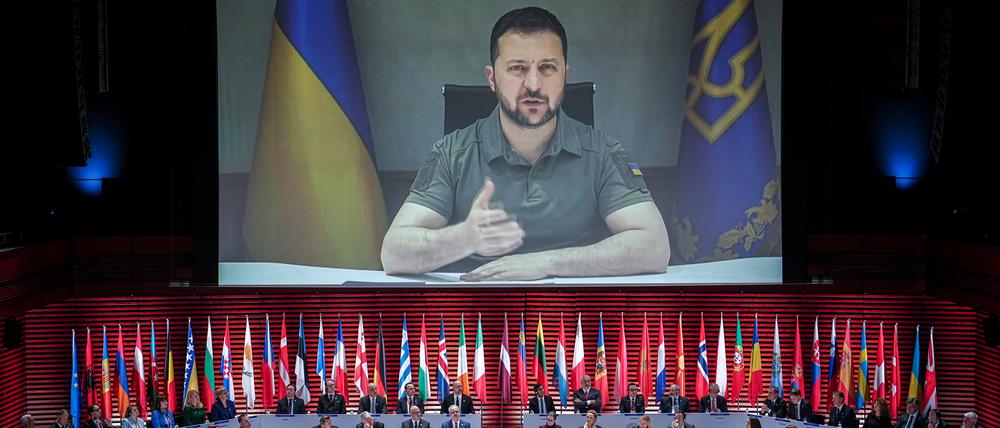 Wolodymyr Selenskyj, Präsident der Ukraine, ist beim Gipfel des Europarates auf einer großen Leinwand zu sehen.
