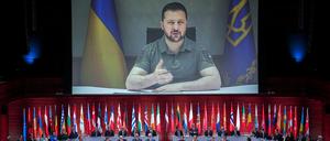 Wolodymyr Selenskyj, Präsident der Ukraine, ist beim Gipfel des Europarates auf einer großen Leinwand zu sehen.