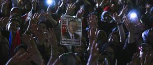 Anhänger des türkischen Präsidenten Erdogan jubeln in der Parteizentrale in Ankara (Symbolbild)