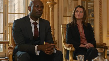 Wir müssen reden. Der britische Außenminister Austin Dennison (David Gyasi) schaut bei US-Borschafterin Kate Wyler (Keri Russell) vorbei. 