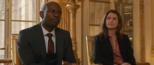 Wir müssen reden. Der britische Außenminister Austin Dennison (David Gyasi) schaut bei US-Borschafterin Kate Wyler (Keri Russell) vorbei. 