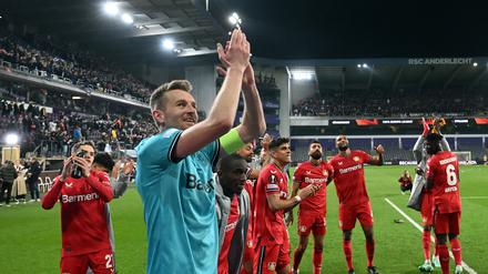 So soll es wieder sein am Donnerstag. Bayers Torwart Lukas Hradecky will mit den Fans das Weiterkommen feiern.