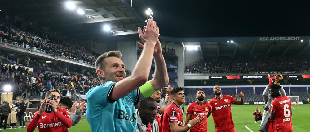 So soll es wieder sein am Donnerstag. Bayers Torwart Lukas Hradecky will mit den Fans das Weiterkommen feiern.