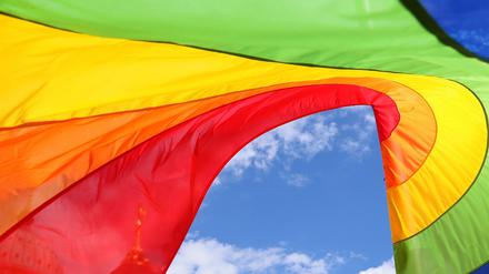 Die Regenbogenfahne am Brandenburger Landtag