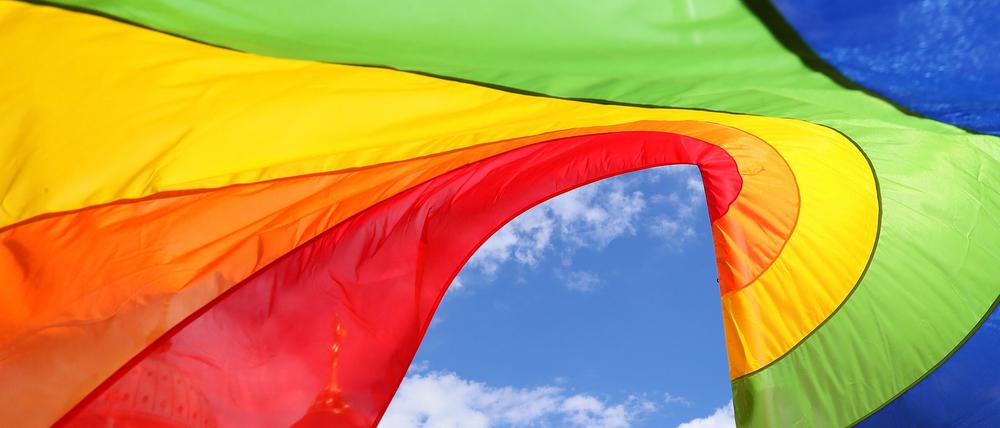 Die Universität Potsdam hat die Regenbogenflagge gehisst - als Zeichen für Diversität und Toleranz. 