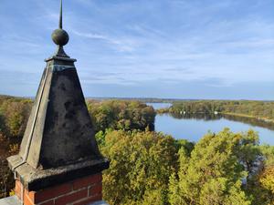 Landschaftsbild im großen Stil: Auch die Aussicht vom Petzower Kirchturm auf den Glindower See spielt in Fontanes Wanderungen eine Rolle.