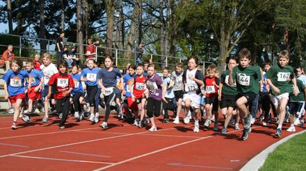 Mindestens 400 Meter laufen, dann zwei Kilometer Radfahren, dann wieder 400 Meter laufen: So ein Duathlon ist eine Herausforderung für junge Beine.