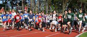 Mindestens 400 Meter laufen, dann zwei Kilometer Radfahren, dann wieder 400 Meter laufen: So ein Duathlon ist eine Herausforderung für junge Beine.